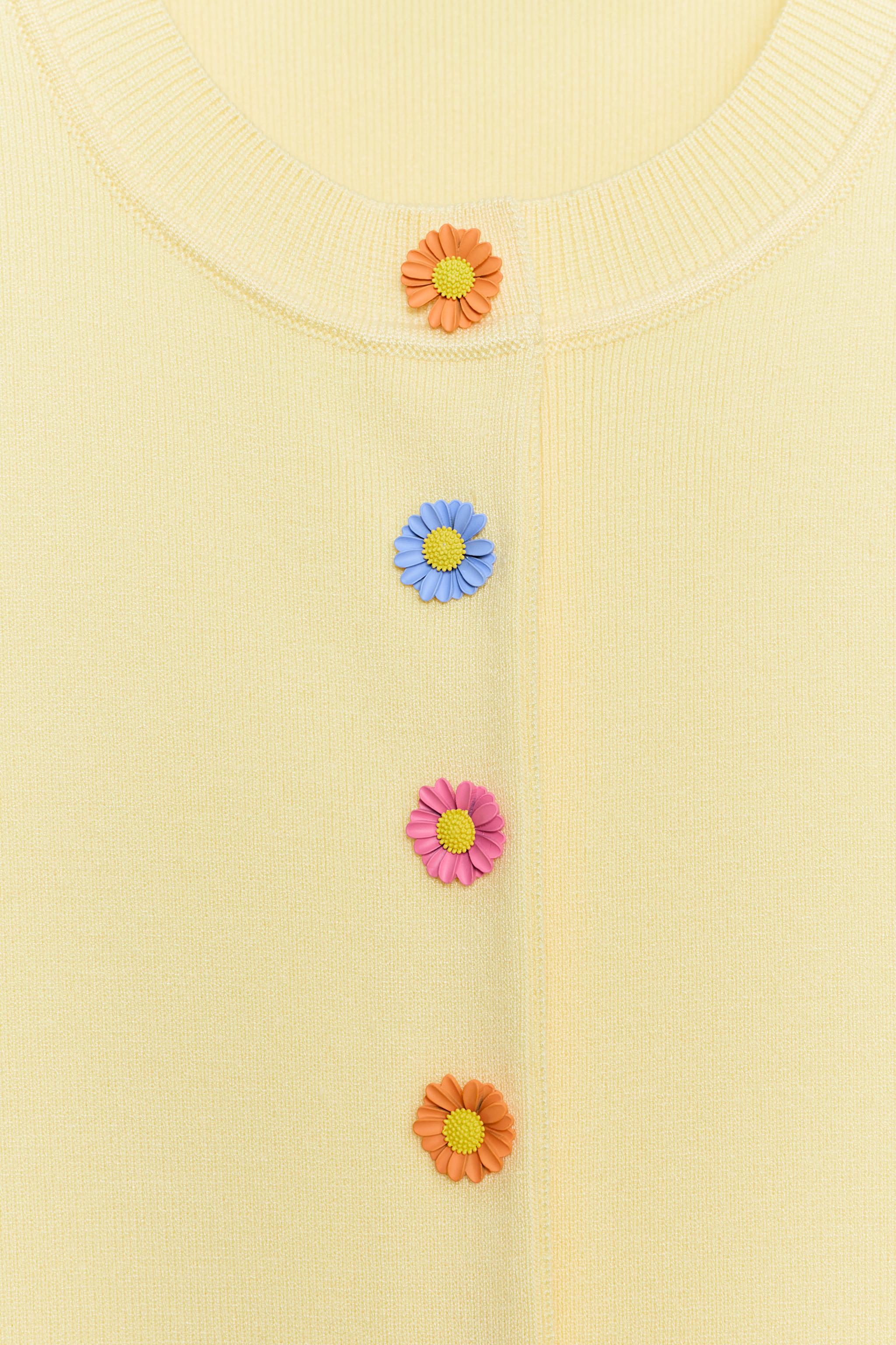 GILET EN MAILLE BOUTONS FLEURIS